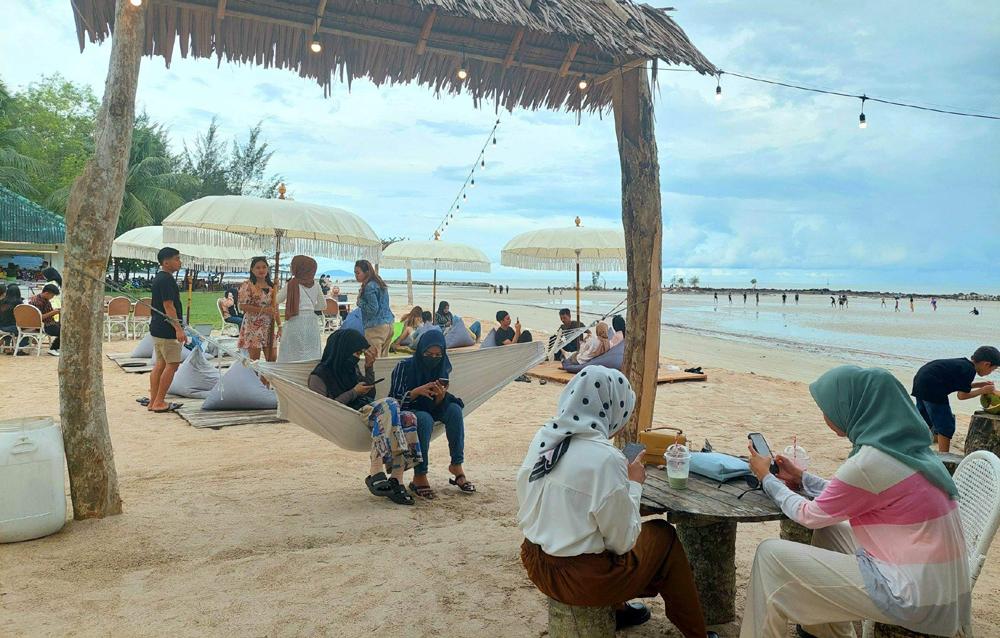 Plesir Plesir Beach Bar, Tempat Nongkrong Baru Paling Keren di Sekitar Pantai ...