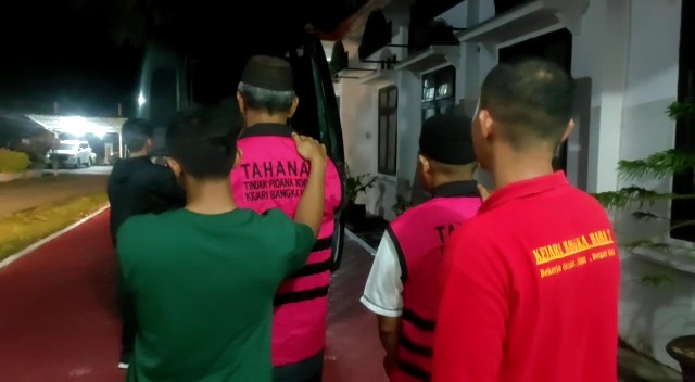 Kejari Bangka Barat Tahan Empat Tersangka Kasus Korupsi Sertifikat Tanah Transmigran di Desa Jebus - 20230324-seri3.jpg