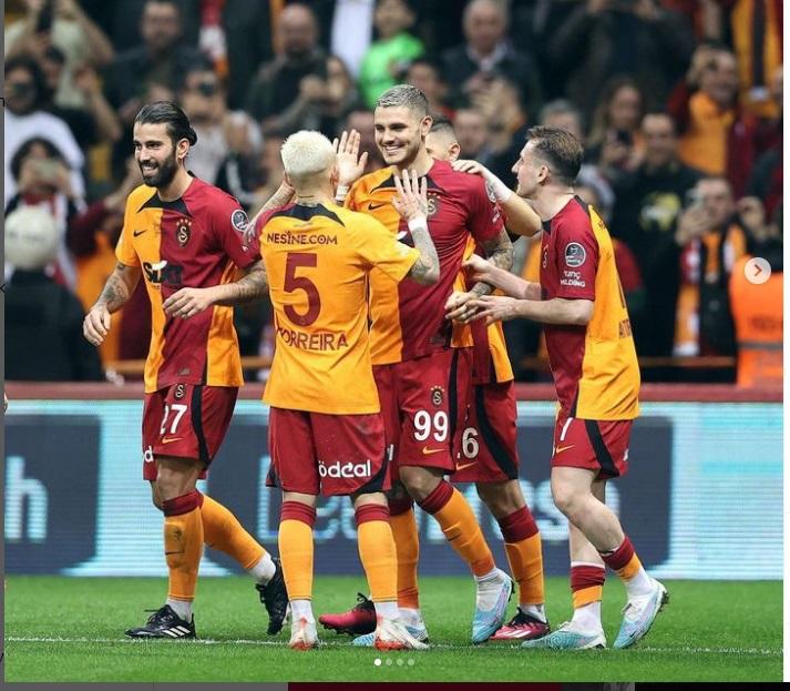 20230418_Pemain-Galatasaray-Mauro-Icardi-tengah-merayakan-gol-bersama-rekannya.jpg
