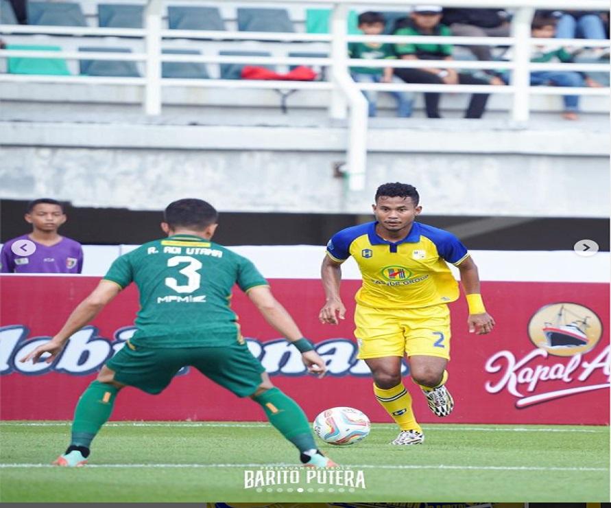 20230714_Pemain-Barito-Putra-Bagas-Kaffa-saat-menggiring-bola-berhadapan-dengan-pemain-Persebaya.jpg