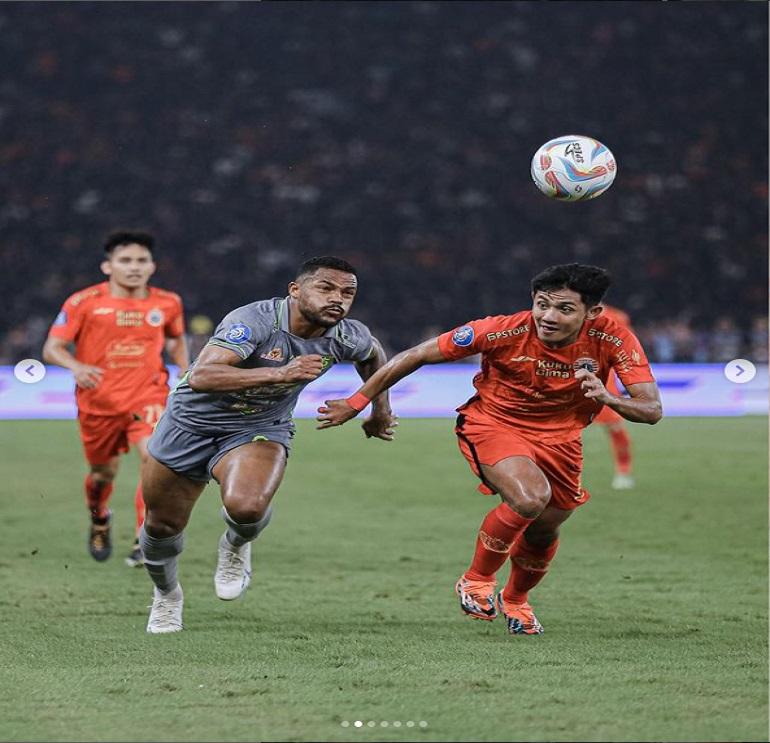 20230804_Duel-pemain-Persebaya-Surabaya-Paulo-Victor-dan-pemain-Persija-Jakarta-Firza-Andika.jpg