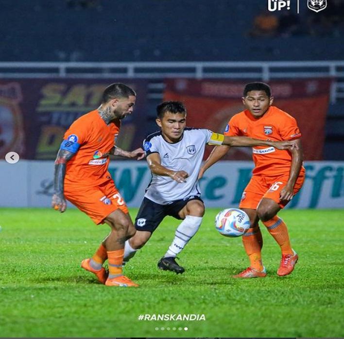 20230809_Pemain-RANS-Nusantara-dikawal-ketat-oleh-dua-pemain-Borneo-FC.jpg