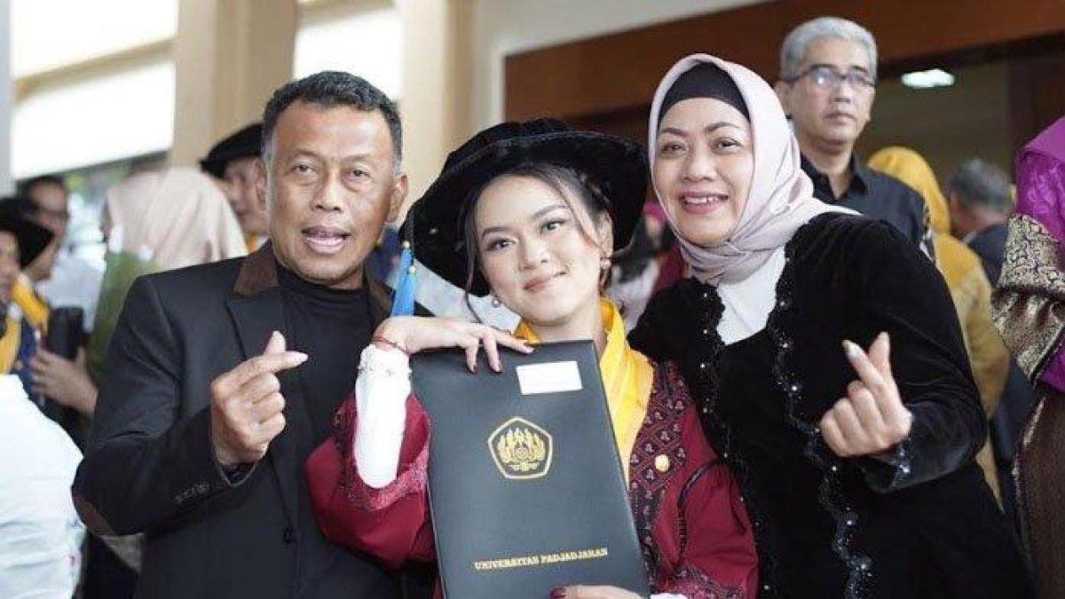 20230812_Sosok-Jian-Ayune-Sundul-Langit-saat-berfoto-bersama-orang-tua.jpg