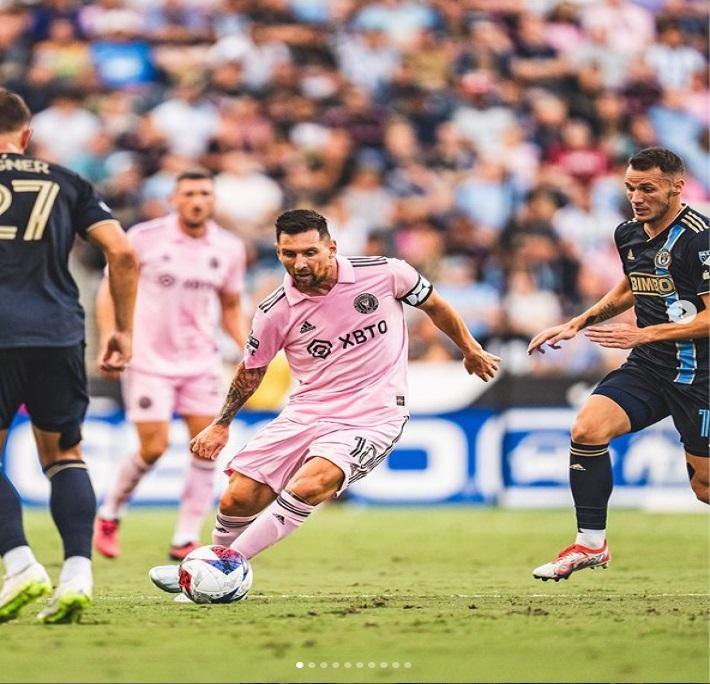 20230819_Aksi-pemain-Inter-Miami-Lionel-Messi-saat-dikawal-pemain-Philadelpia.jpg