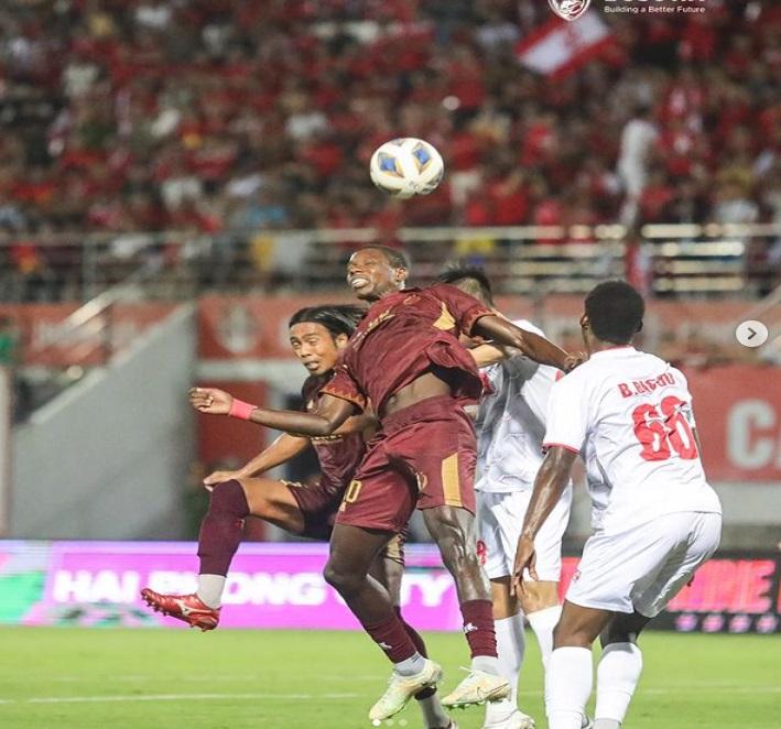 20231005_Duel-pemain-PSM-Makassar-dan-Hai-Phong-di-Piala-AFC.jpg