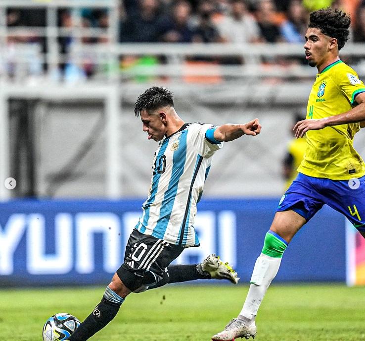 20231128_Pemain-Argentina-U17-saat-dikawal-pemain-Brasil-U17-di-Piala-Dunia-U17.jpg