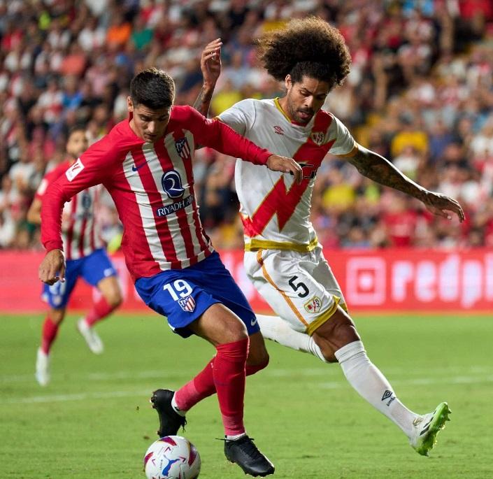 20240131_Pemain-Atletico-Madrid-Alvaro-Morata-saat-dikawal-pemain-Rayo-Vallecano.jpg