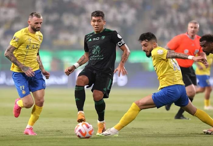 20240315_Pemain-Al-Alhli-Roberto-Firmino-dikawal-dua-pemain-Al-Nassr.jpg