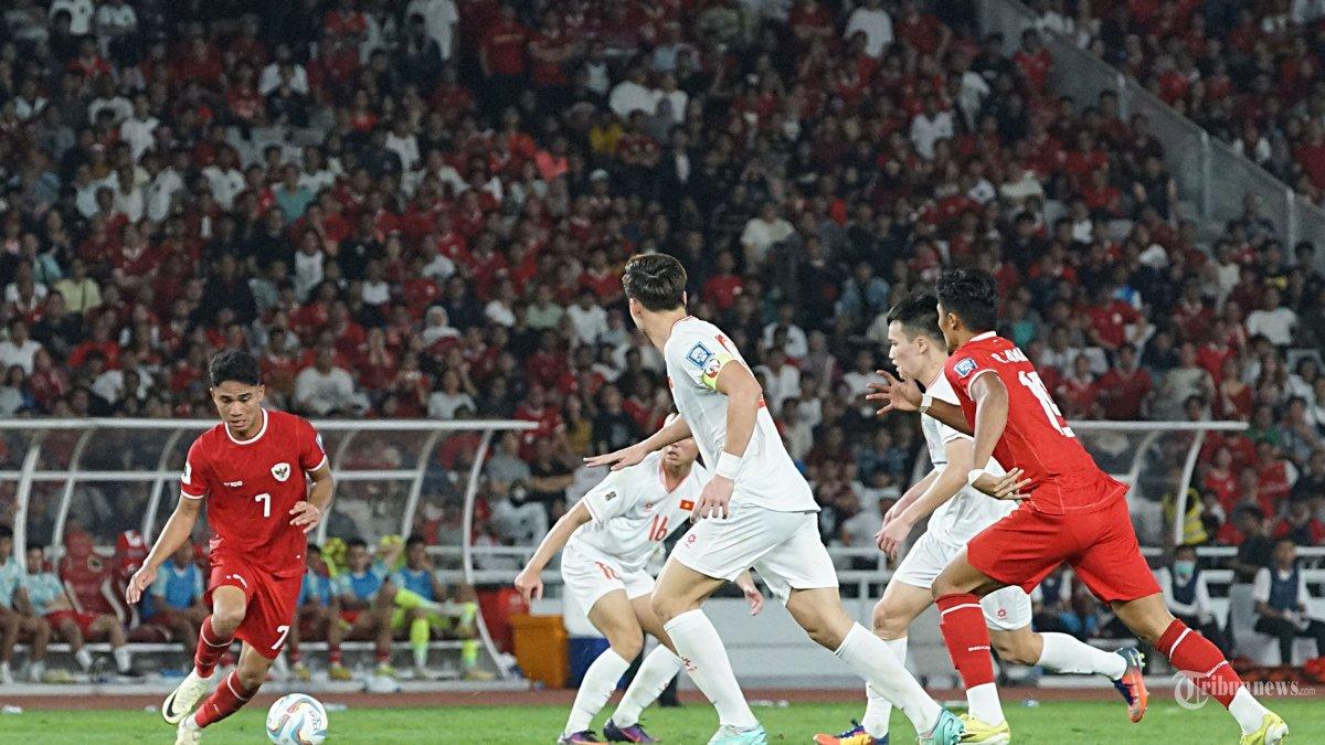 20240325_Aksi-pemain-Timnas-Indonesia-Marselio-Ferdinan-saat-melewati-pemain-Vietnam.jpg
