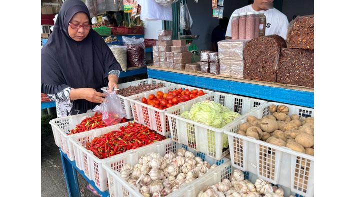 20240503-Warga-saat-memilih-bumbu-dapur-di-Pasar-Pangkalpinang.jpg