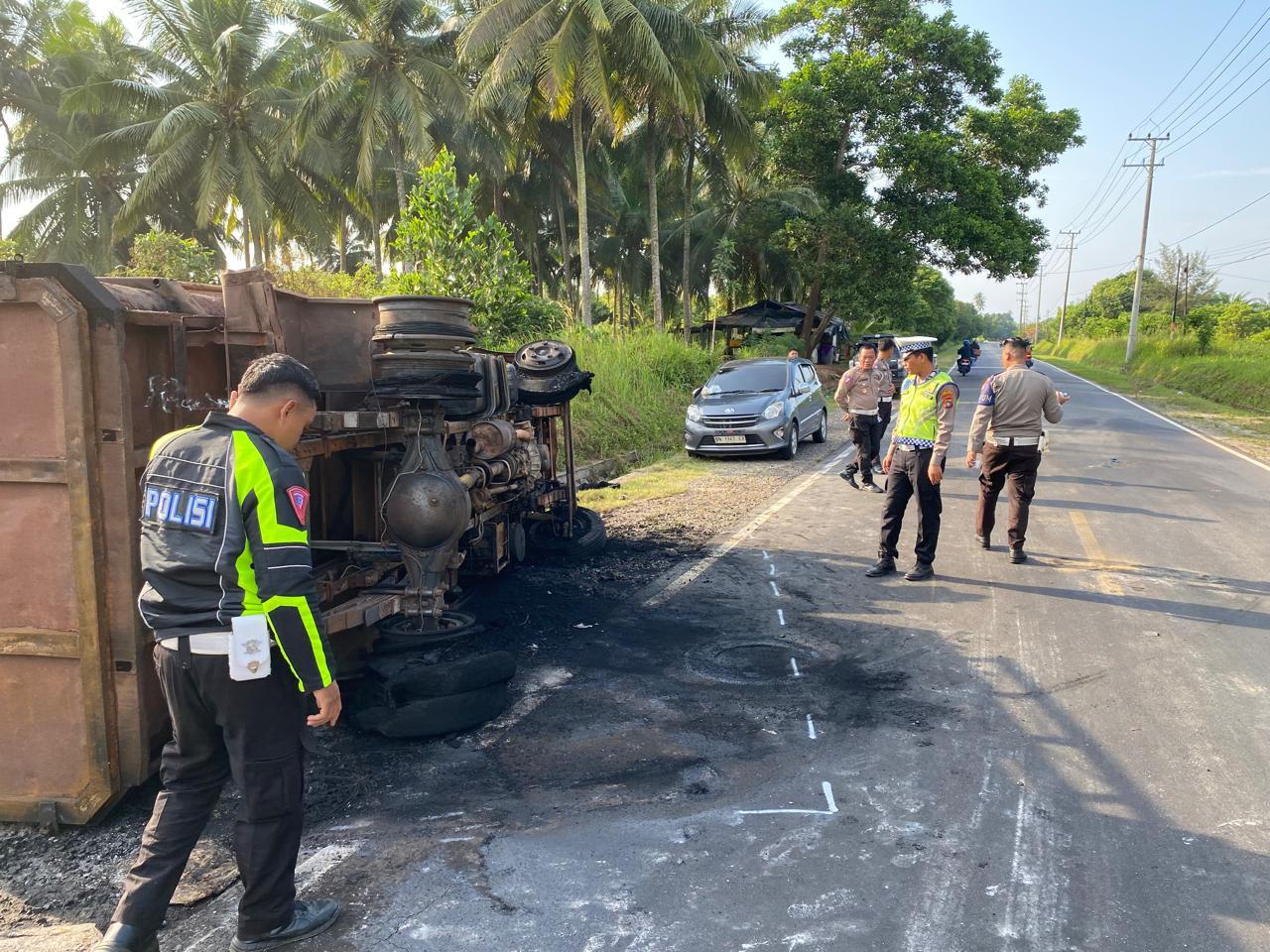 20240507-evakuasi-truk-yang-terbakar-usai-mengalami-kecelakaan-lalu-lintas.jpg