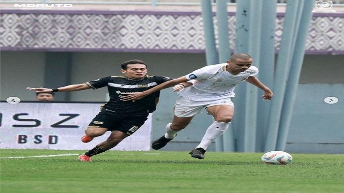 20240514_Duel-pemain-Madura-United-dengan-Dewa-United-di-Liga-1.jpg