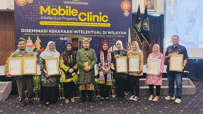 20240726-Penyerahan-sertifikat-hak-merek-diserahkan-oleh-Dir-Teknologi.jpg