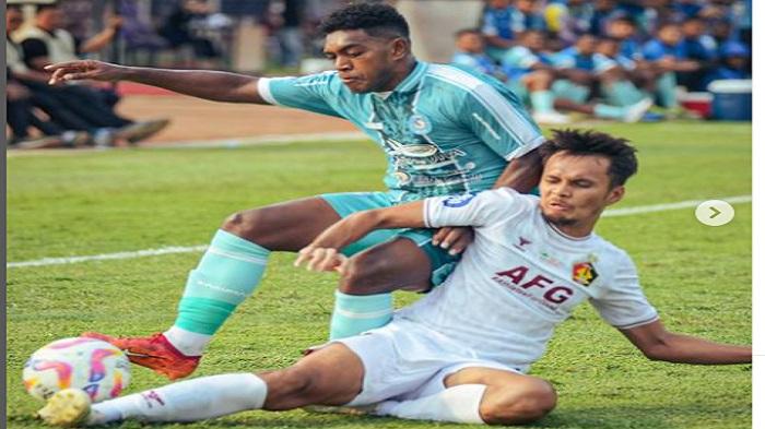 20241018_Duel-pemain-PSBS-Biak-dengan-pemain-Persik-Kediri.jpg