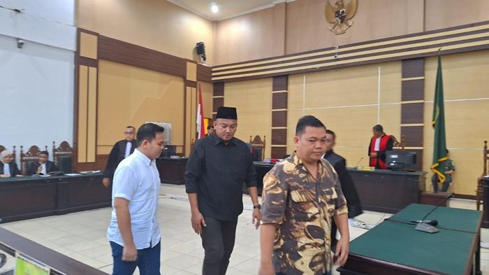 20241112-Ketiga-terdakwa-saat-berada-di-ruang-sidang-garuda.jpg