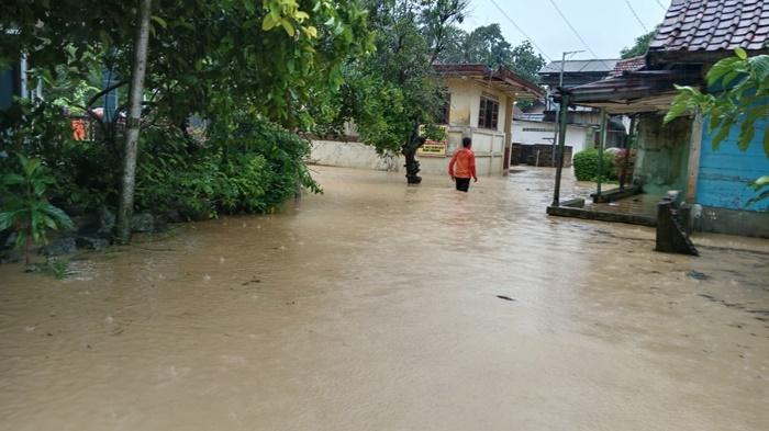 20241129-Hujan-lebat-yang-turun-di-Kecamatan-Mentok1.jpg<pf>20241129-Hujan-lebat-yang-turun-di-Kecamatan-Mentok.jpg