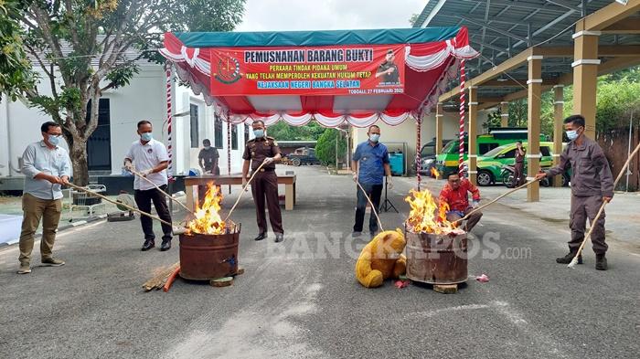 bangka/20250227-BAKAR-BARANG-BUKTI.jpg