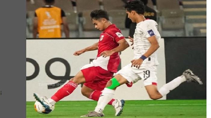 20250410_Pemain-Timnas-Indonesia-U17-Fandi-Ahmad-dikawal-pemain-Yaman-U17.jpg
