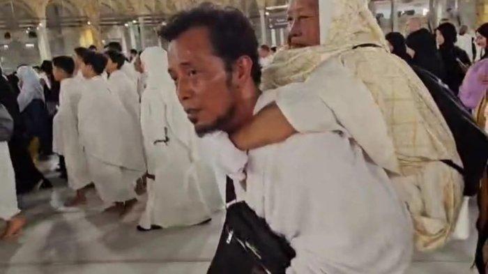 20250418-Kisah-Zainal-Abidin-Sekdes-di-Pasuruan-Viral-Gendong-Ibunya.jpg