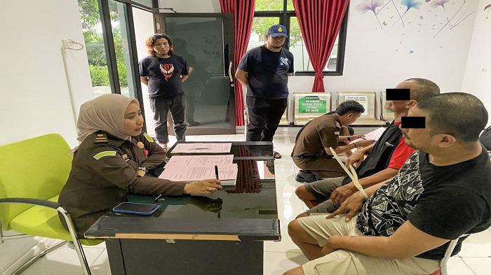 20250505-SERAHKAN-TERSANGKA-Proses-penyerahan-tersangka-dan-barang-bukti-kasus.jpg