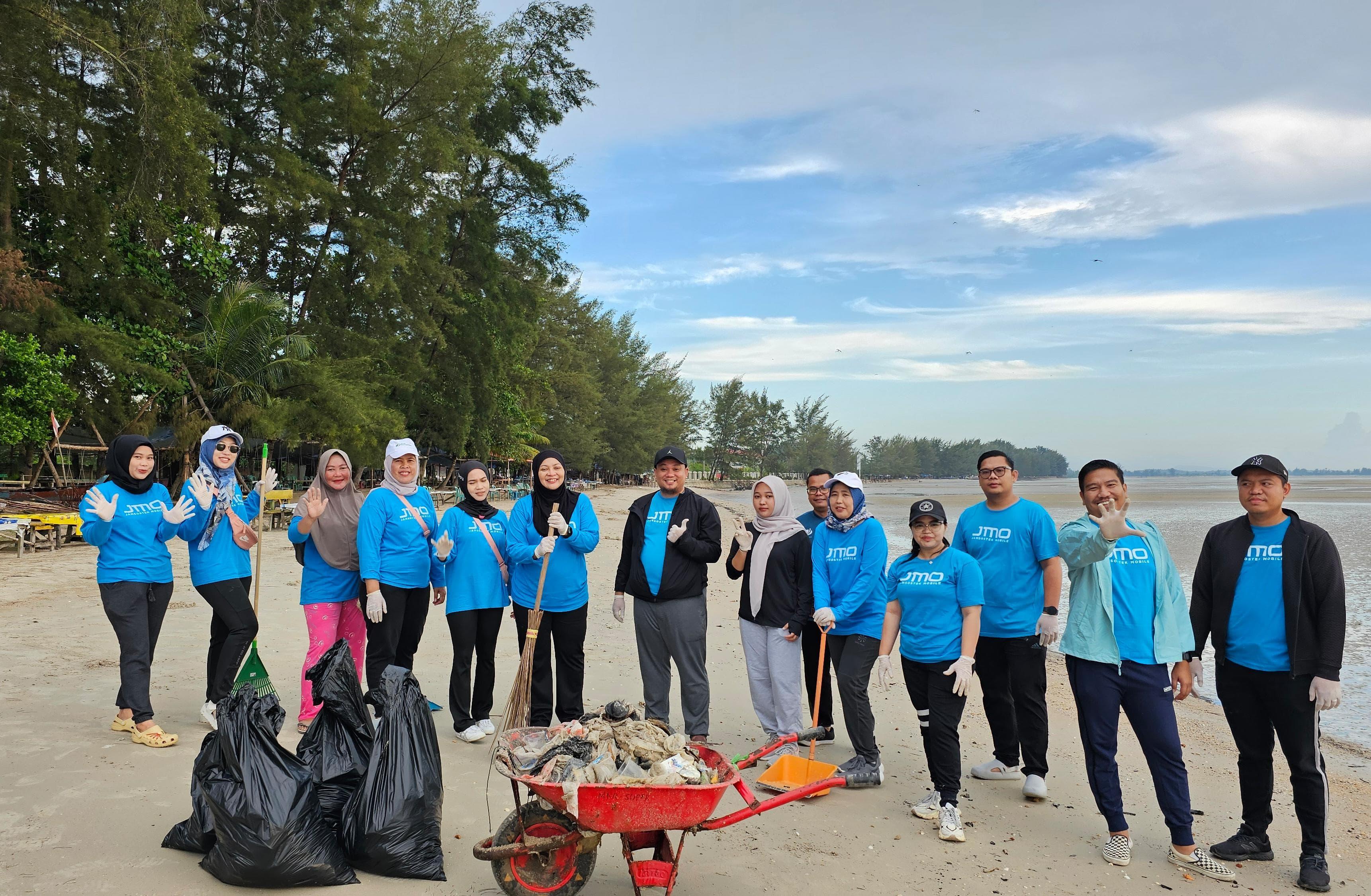 Employee Volunteering BPJAMSOSTEK Pangkalpinang Bersihkan Pantai Pasir Padi