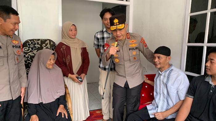 Kapolda Babel Jenguk Anggota yang Sakit, Tunjukkan Kepedulian sebagai Pemimpin