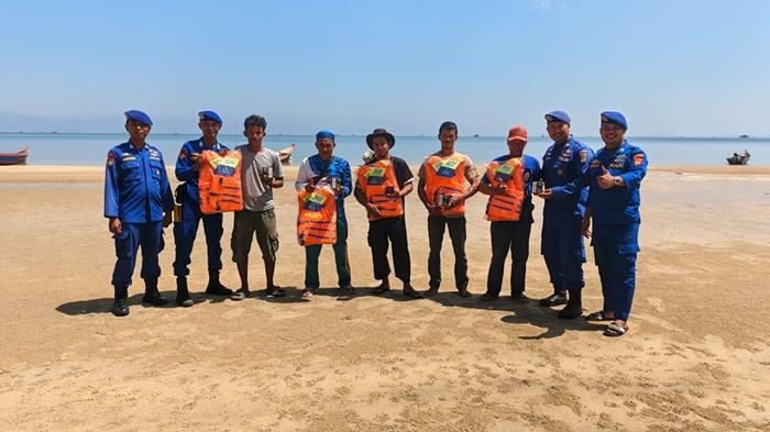 bangka/20250925-BANTUAN-Polres-Bangka-Barat-menyerahkan-bantuan-berupa.jpg