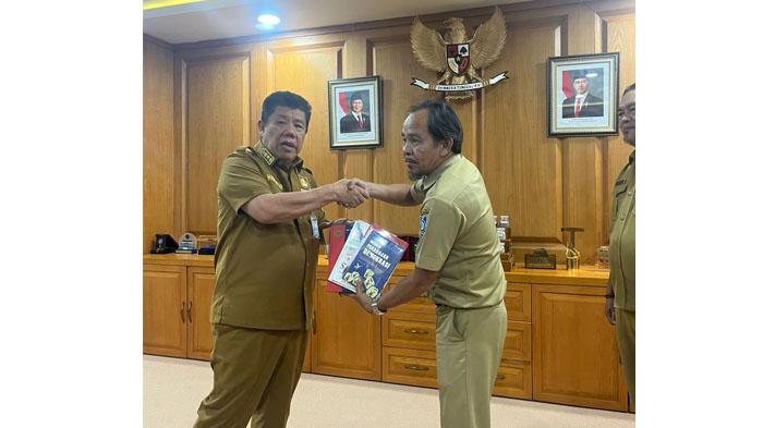 20250929-SUMBANG-BUKU-Gubernur-Babel-Hidayat-Arsani-saat-menyumbang-belasan-12.jpg