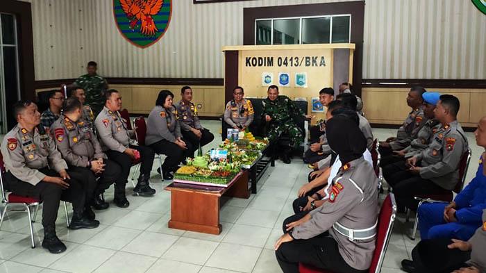 Bawa Tumpeng dan Kue, Polres Bangka Datangi Makodim 0413 untuk Ucapkan Selamat HUT ke-80 TNI