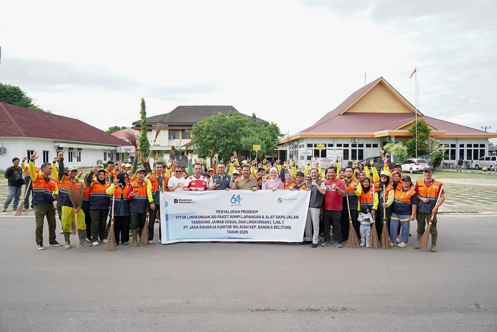 Petugas Kebersihan Pangkalpinang Dapat 100 Paket Rompi dan Sapu Lidi