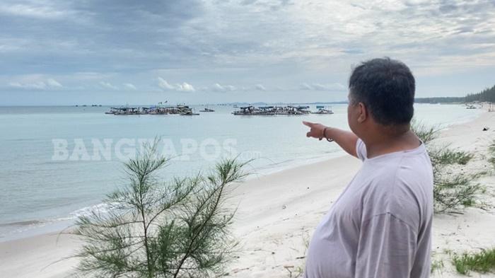 bangka/20251117-AKTIVITAS-TAMBANG-Pengelola-Pantai-Cemara-saat-menunjukkan-aktivitas.jpg
