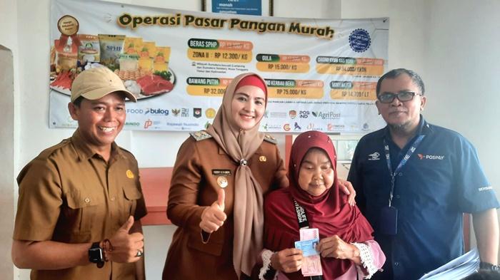 bangka/20251125-SERAHKAN-BLT-Wakil-Bupati-Bangka-Selatan-Debby-Vita.jpg