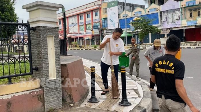20251128-NYAPU-DI-TAMAN-Bupati-Bangka-Fery-Insani-saat-menyapu-dan-12.jpg