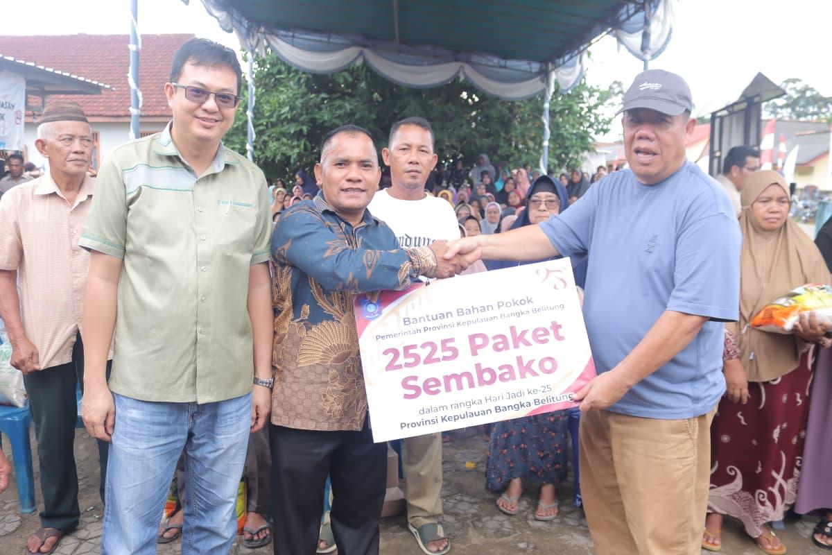 Peringati HUT Ke-25 Babel, Gubernur Hidayat Arsani Berbagi Sembako di Enam Titik Bangka Barat