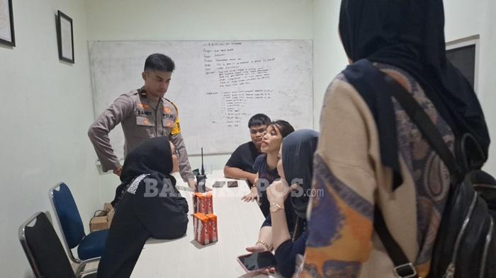 20251220-Anggota-Polresta-Pangkalpinang-saat-mempertemukan-kedua-belah-pihak.jpg