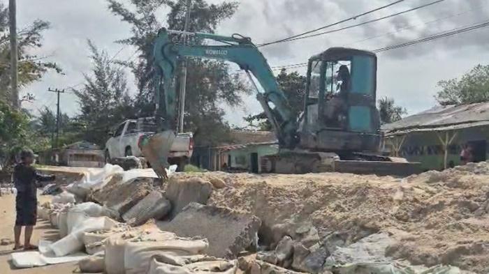 Antisipasi Banjir Rob, Pemkot Pangkalpinang Pasang Tanggul Sementara di Pantai Pasir Padi