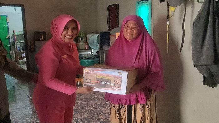 Isak Tangis di Rumah Duka, Polisi dan Bhayangkari Lepar Pongok Tunjukkan Kepedulian