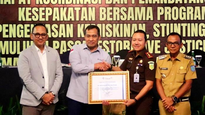 20251230-Direktur-Utama-PT-TIMAH-Tbk-Restu-Widiyantoro-serahkan-penghargaan.jpg