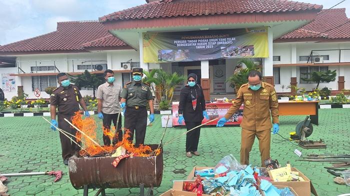 20260106-PEMUSNAHAN-BARANG-BUKTI-Jajaran-Kejaksaan-Negeri-Bangka-Tengah-bersama-unsur.jpg