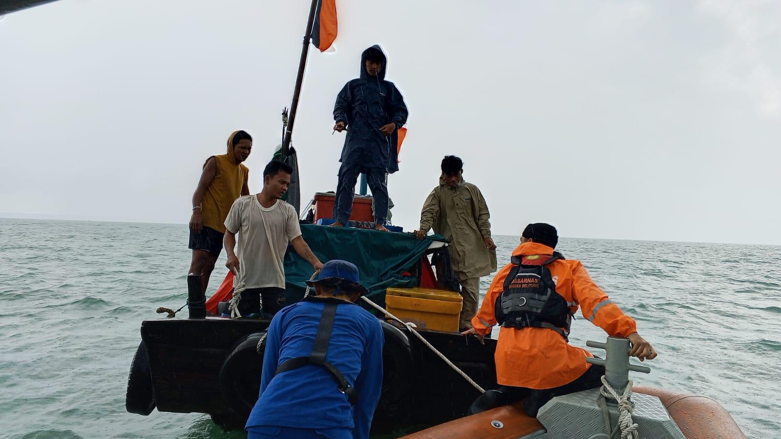 bangka/20260110-tim-SAR-cari-nelayan-yang-hilang-di-perairan-mentok.jpg