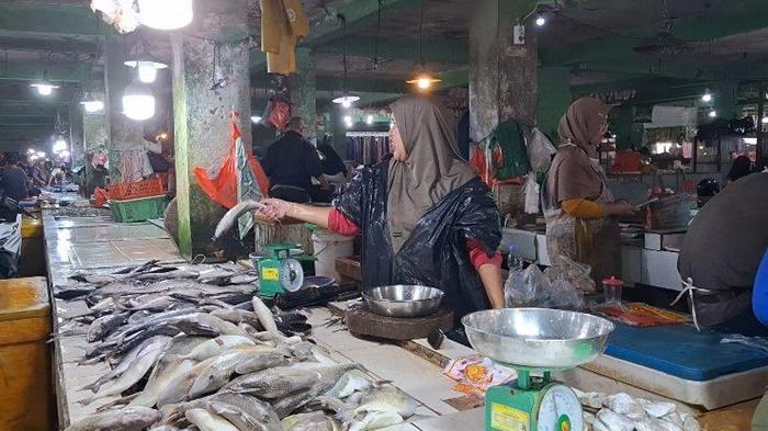 20260112-Pedagang-ikan-melayani-pembeli-di-pasar-pagi.jpg