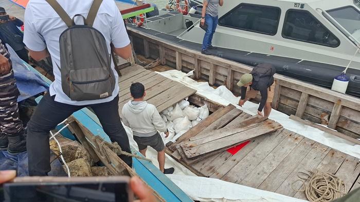20260114-Kondisi-kapal-yang-diamakan-usai-memuat-25-ton-timah.jpg