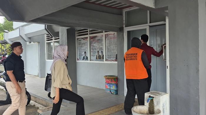 20260115-DUGAAN-KORUPSI-Tersangka-Yulhaidir-alias-Haji-Yul-didampingi-penasihat.jpg