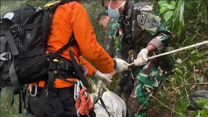20260122-evakuasi-korban-jatuhnya-pesawat-di-gunung-bulusaraung.jpg