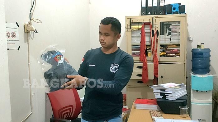 bangka/20260123-BARANG-BUKTI-PENGEROYOKAN-Anggota-Unit-PPA-Satreskrim-Polres-Basel-menunjukkan.jpg