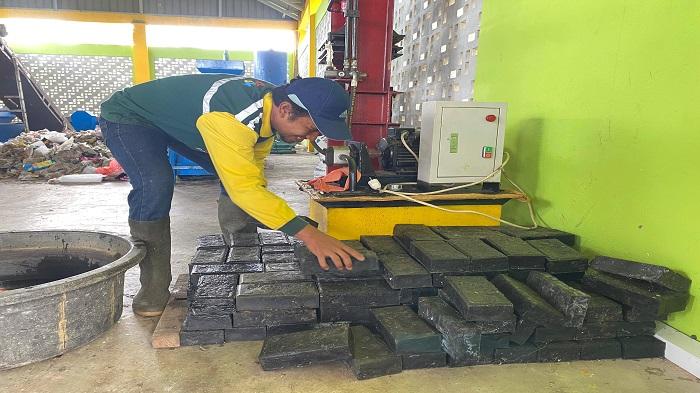 20260123-Petugas-menyusun-paving-block-hasil-olahan-sampah-plastik-di-TPS-3R-1.jpg