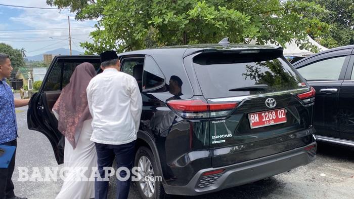 20260423-GANTI-MOBIL-Bupati-Bangka-Fery-Insani-bersama-istri-saat.jpg