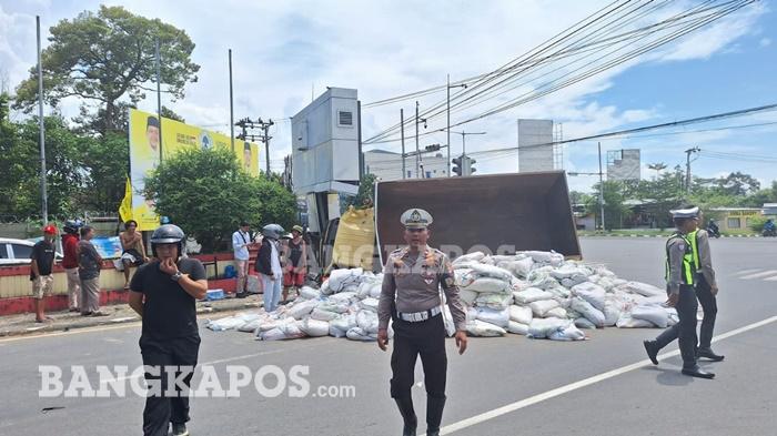 20260427-LAKALANTAS-Kondisi-kendaraan-pasca-laka-lantas-di-simpang-4.jpg