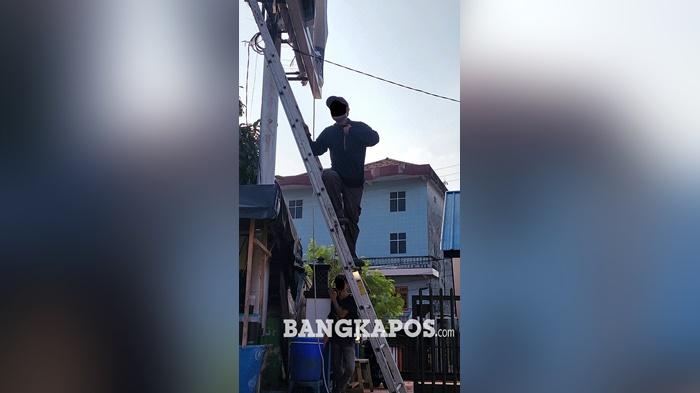 20260611-Pegawai-perusahaan-reklame-yang-tengah-menurunkan-baliho-di-Himpang.jpg