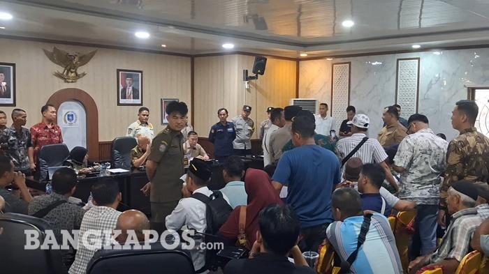 Rapat Plasma di DPRD Babel Berakhir Ricuh, Didit Tutup Audiensi, Warga Mengaku Kecewa - Bangkapos.com